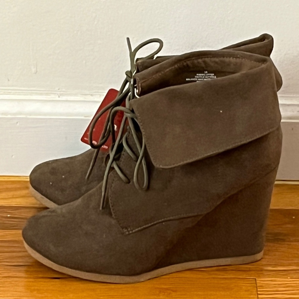 Mossimo Kylie olive wedge booties size 10  New with tags